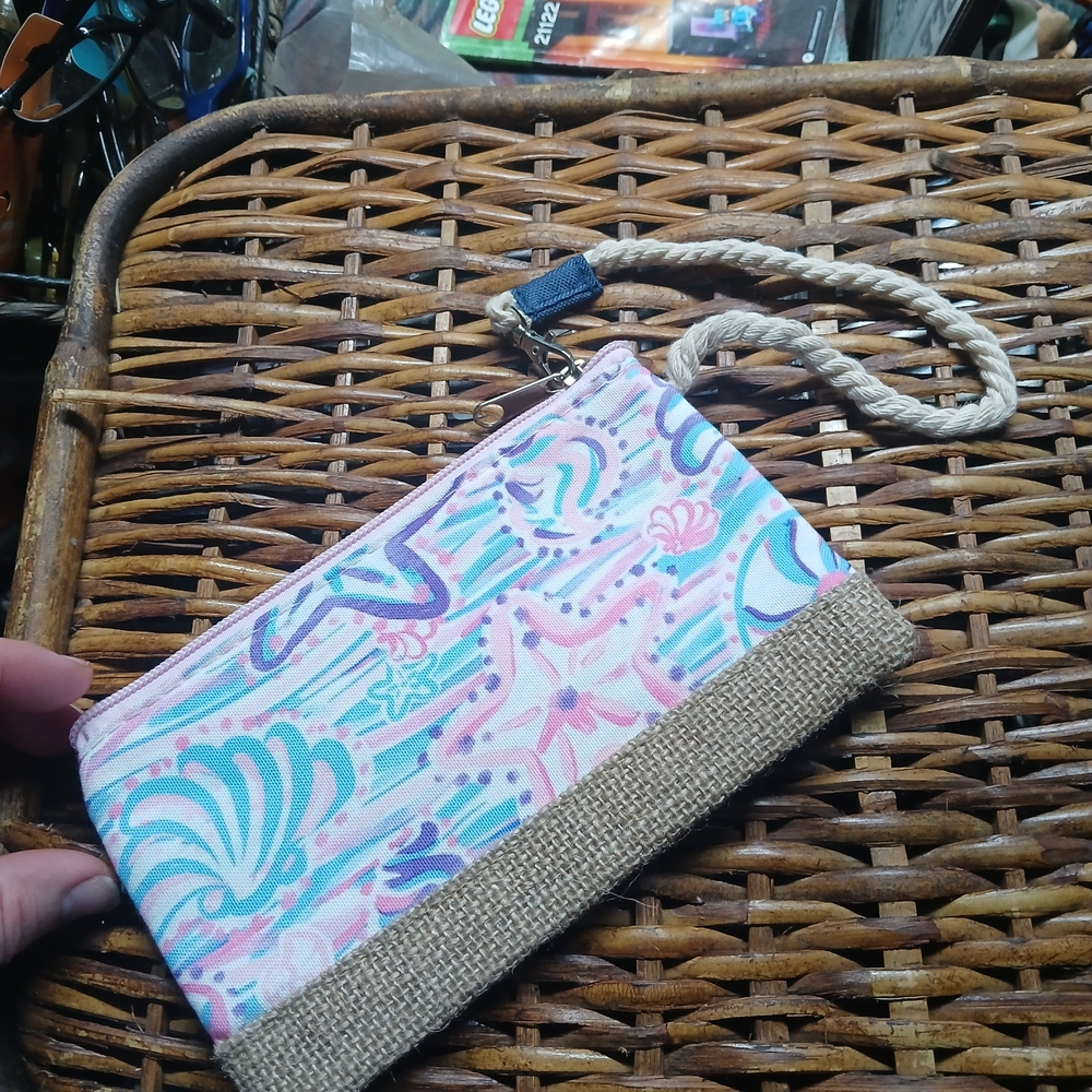 Pastel Seashell Wristlet - Picture 3 of 7